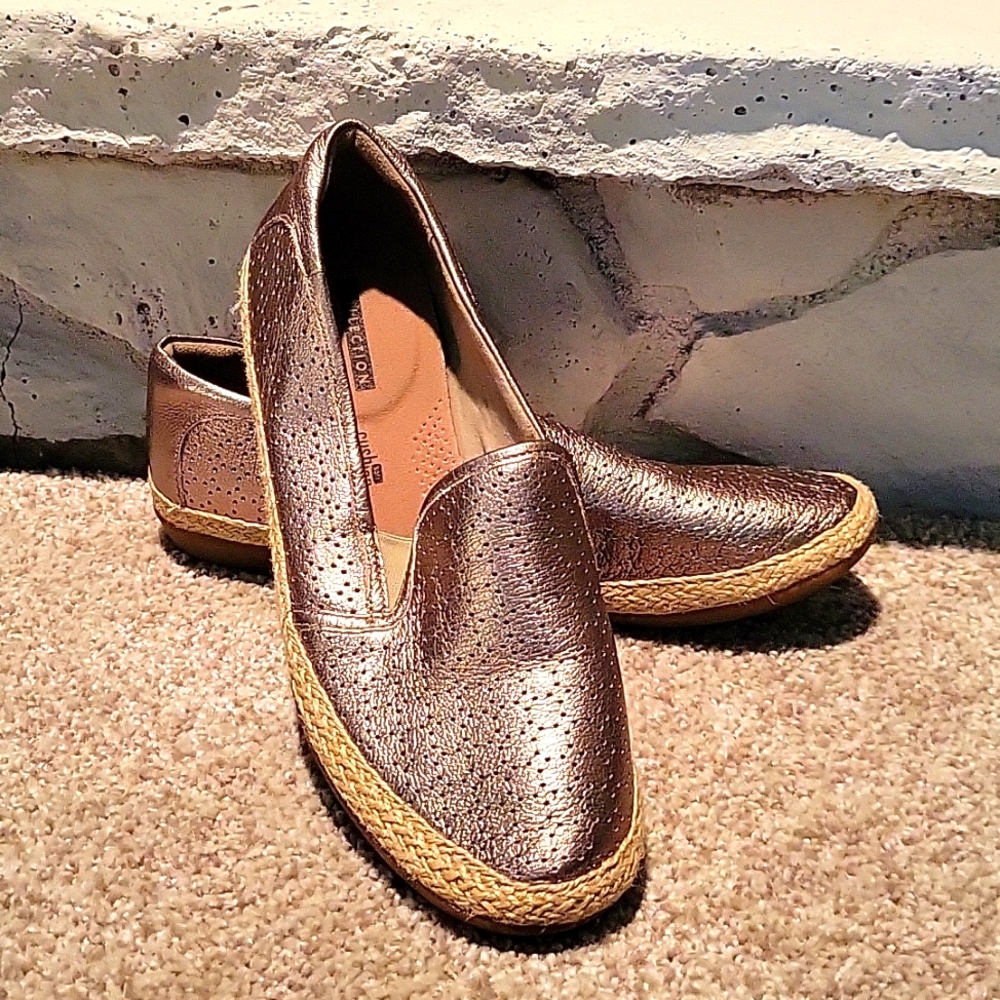 CLARKS COLLECTION PERFORATED METALLIC LEATHER SLIP-ON DANELLY MOLLY BRONZE 7.5M